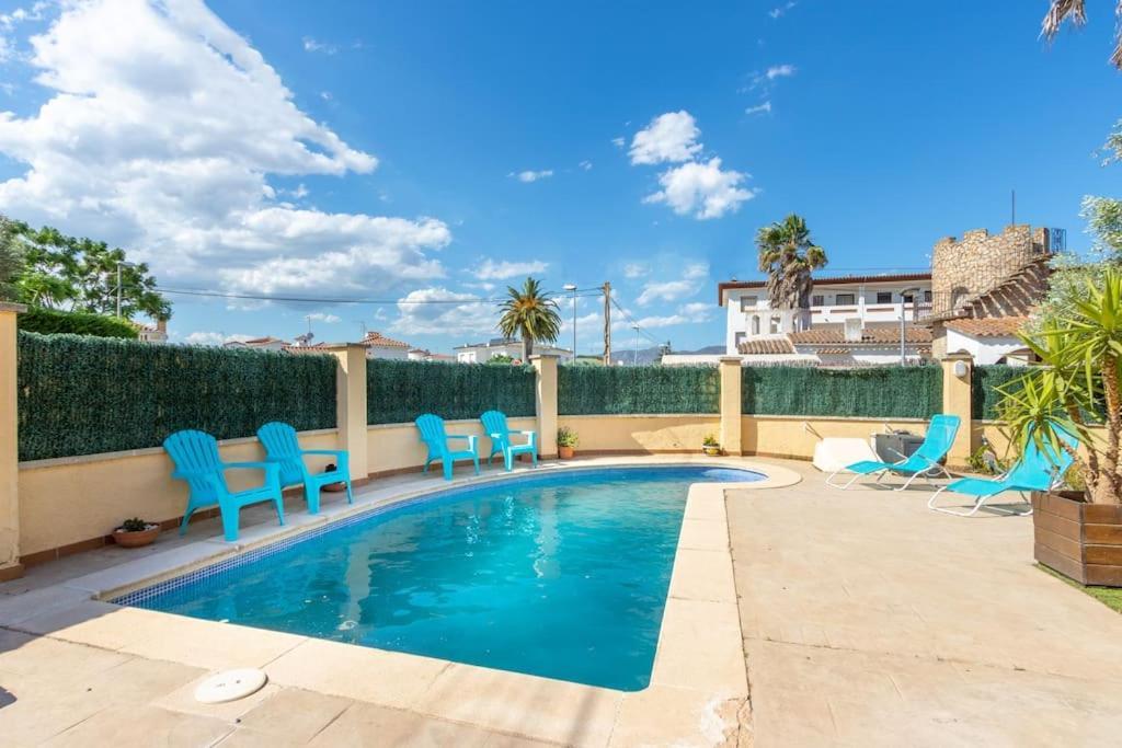 S46-Casa De Vacaciones Climatizada Con Piscina, En El Centro Junto Al Mar, Barbacoa Y Wiifi Empuriabrava Exterior photo